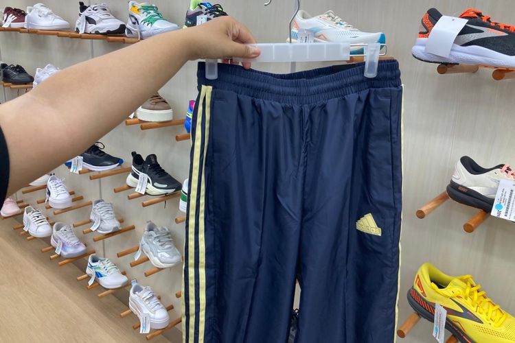 outfit cowok, adidas, Inspirasi OOTD Kantor Bergaya Athleisure, Tetap Rapi di Musim Hujan