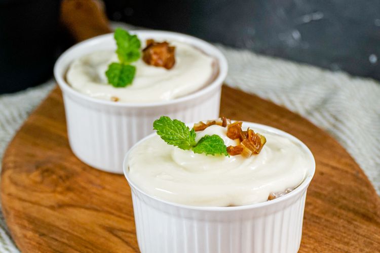 kurma, Ide Takjil Kurma yang Simpel dan Mengenyangkan, Tertarik Coba?, 1. Puding kurma yoghurt, 2. Kue cokelat kurma, 3. Teh Rempah Kurma, 4. Overnight oat kurma, 5. Susu kurma, 6. Pisang goreng kurma, 7. Kurma keju, 8. Smoothie kurma susu, 9. Infused water kurma, 10. Salad buah saus kurma