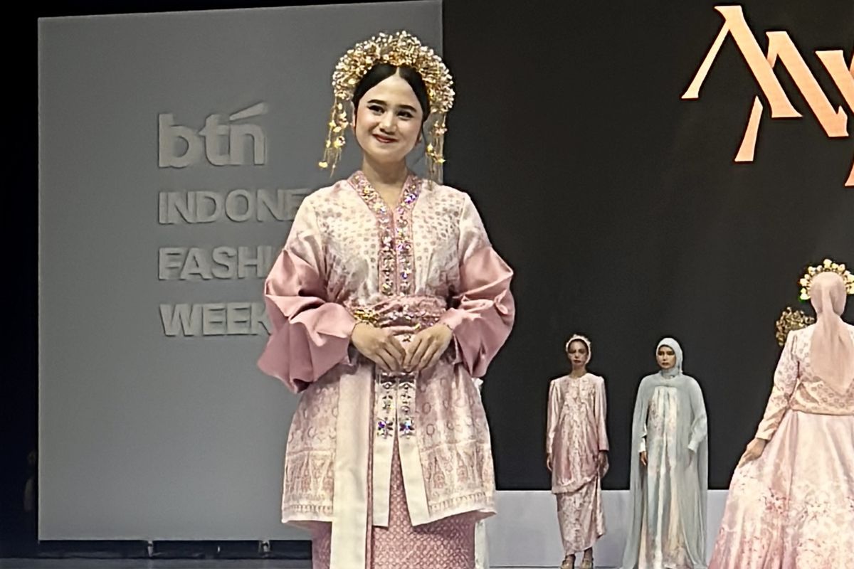Tissa Biani, Ainayya, Indonesia Fashion Week 2025, IFW 2025, indonesia fashion week adalah, indonesia fashion week 2025 kapan, Tissa Biani Tampil di Indonesia Fashion Week 2025, Pakai Busana Melayu Sumatera