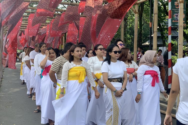 Melukat di TMII, Tradisi Melukat di TMII Diikuti 200 Peserta, Ini Makna dan Prosesnya
