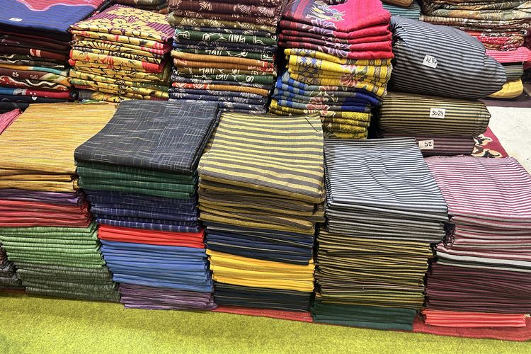 INACRAFT 2026, Bawa Uang Rp 300 Ribu, Dapat Apa Saja di INACRAFT 2026?, 1. Baju batik , 2. Kain jarik, 3. Sandal kasual hingga motif batik, 4. Daster bordir dan batik tulis, 5. Skort batik, 6. Aksesori dan gantungan kunci, 7. Vest batik   Produk UMKM yang ada di INACRAFT 2026 di Jakarta Convention Center, Jakarta Pusat, Rabu (4/2/2026)., 8. Tas dan dompet rajut