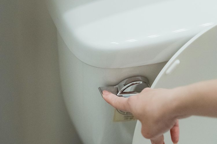 hidrasi, dehidrasi, cara, cuaca panas, Cuaca Panas di Kota Besar, Lakukan 5 Hal Ini agar Tidak Dehidrasi, 1. Jangan menunggu merasa haus untuk minum air, 2. Perhatikan warna urine sebagai indikator, 3. Konsumsi makanan tinggi kandungan air, 4. Selalu bawa botol minum saat beraktivitas, 5. Minum air kelapa