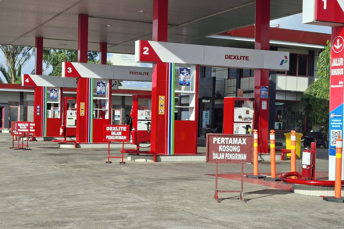 Komisi VI DPR, Herman Khaeron, DPR Ingatkan Risiko Lonjakan Harga BBM Jika Harga Minyak Dunia Terus Naik, Apakah harga BBM bersubsidi akan naik?, Bagaimana kondisi stok BBM saat ini?, Apakah masyarakat perlu khawatir dan melakukan panic buying?, Bagaimana dampaknya terhadap APBN?
