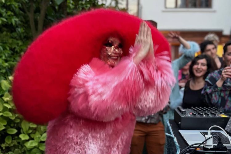 Bottega Veneta, karya seni, Venice Biennale, Björk Pakai Dress Fiberglass Bottega Veneta saat Tampil di Venice Biennale