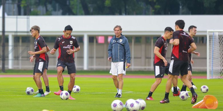 Indonesia, Timnas Indonesia, Patrick Kluivert, PSSI, Belanda, Timnas, Piala Dunia 2026, Alex Pastoor, Denny Landzaat, Alex Pastoor Tidak Kaget Berpisah dengan Timnas Indonesia, Kenapa?