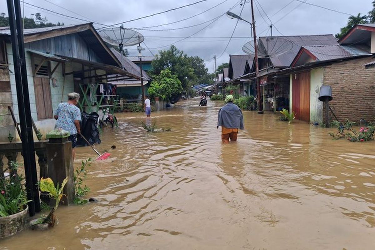 banjir bandang, bencana banjir, Banjir Sumut, Banjir Tapanuli Tengah, korban banjir tapteng, banjir sumatera, Korban Banjir Tapteng: 6 Jam Bertahan di Atas Bak Air, 10 Hari Hidup Tanpa Air Bersih, Menyelamatkan Diri di Atas Bak Air, 10 Hari Tanpa Air Bersih, Makanan Pun Terkadang Hanya Nasi Putih, Harapan Terakhir pada Pemerintah