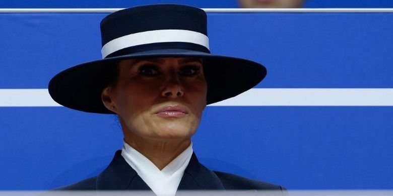 Labubu, Dari Demam Labubu hingga Birkin Termahal, Ini Catatan Fashion di 2025, 1. Demam Labubu dan kebangkitan gantungan tas, 2. Aksesori makin besar dan berani, 3. Tas birkin termahal , 4. Topi ekstrem , 5. Sepatu jadi pusat perhatian, 6. AI mulai membentuk arah fashion global, 7. Fashion kembali merayakan cerita dan emosi