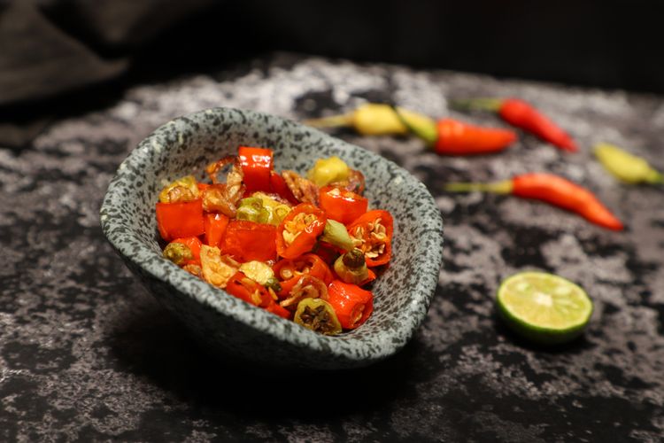 perbedaan sambal matah dan sambal embe, apa itu embe dalam bahasa bali, apa itu sambal embe, bahan sambal embe apa saja, bedanya sambal embe dan sambal matah, Sama-sama Khas Bali, Apa Bedanya Sambal Matah dan Sambal Embe?