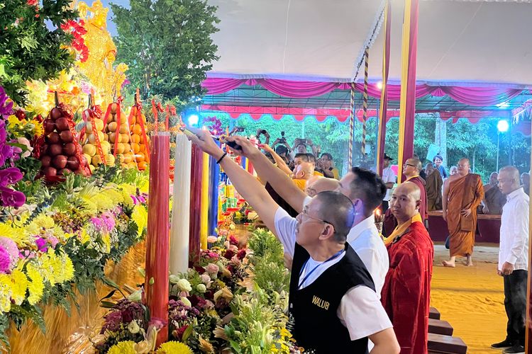 Api Dharma, api dharma, api dharma waisak adalah, Api Dharma Waisak, Api Dharma Waisak Disakralkan di Candi Mendut usai Tempuh Jarak 107 Km