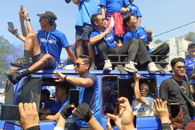 Persib Bandung, Layvin Kurzawa, Parade Juara Persib, Layvin Kurzawa Dibuat Kagum Atmosfer 'Ajaib' Suporter Persib Bandung di Parade Juara