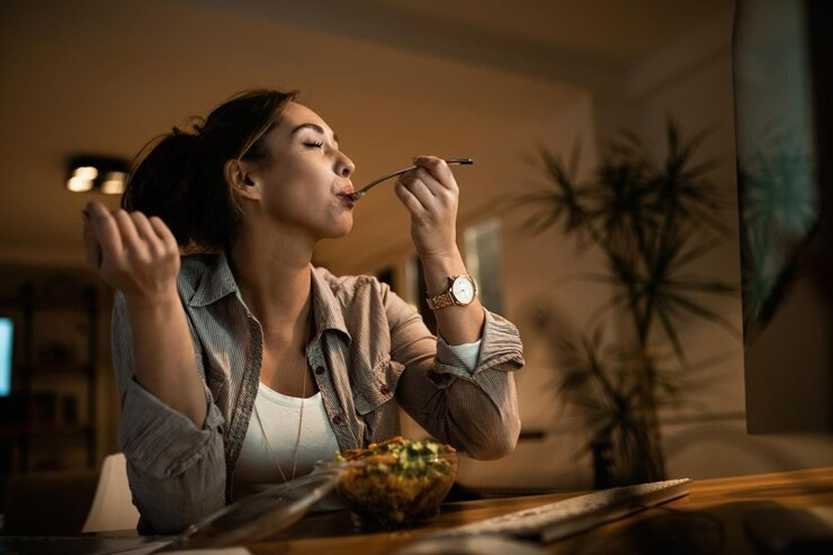 makan malam, asam lambung, Proses pencernaan, Batasi Makan Malam Tak Lebih dari 3 Jam Sebelum Tidur, Ini Alasannya, Pengaruh waktu makan malam pada pencernaan, Makan terlalu malam berisiko picu asam lambung, Berkaitan erat dengan jam biologis tubuh, Dampak makan larut terhadap kualitas tidur, Tips makan malam agar pencernaan lebih sehat