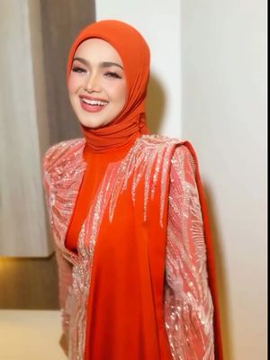 Siti Nurhaliza, Pestapora, Pestapora 2025, siti nurhaliza pestapora, outfit siti nurhaliza, 6 Outfit Siti Nurhaliza di Pestapora 2025, Nuansa Oranye yang Manis, 1. Hijab oranye terang, 2. Setelan berpayet, 3. Potongan longgar dengan detail drapery, 4. Scarf oranye menjuntai, 5. Makeup flawless bernuansa soft glam, 6. Aksesori minimalis