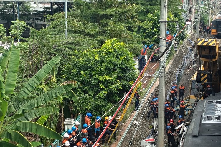 Bobby Rasyidin, Stasiun Bekasi Timur, Argo Bromo Anggrek, Posko Darurat Dibuka untuk Keluarga Korban Kecelakaan KRL Bekasi Timur