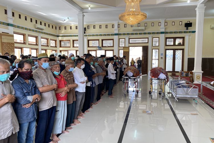 pembunuhan satu keluarga, Indramayu, pembunuhan di indramayu, misteri kematian, misteri kematian satu keluarga di Indramayu, pembunuhan sekeluarga di indramayu, 5 jenazah di indramayu, Tragedi di Indramayu, Kesaksian Roemah Saat Menemukan Lima Jenazah Satu Keluarga