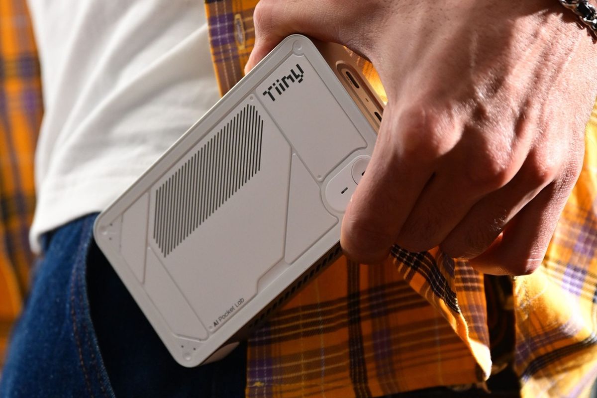 AI Pocket Lab, superkomputer, model AI, Perangkat AI Seukuran Powerbank Ini Punya Kecerdasan Setara Doktor