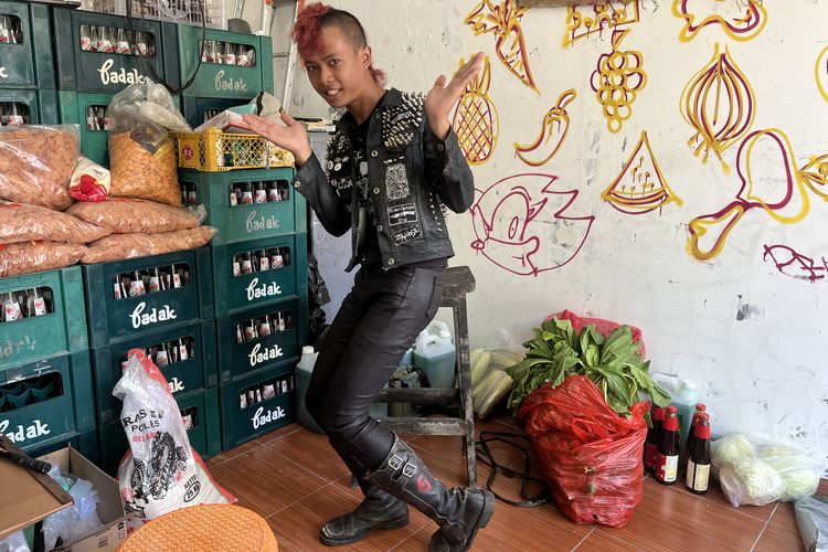 Fashion punk, 9 Item Fashion Anak Punk yang Ikonik, dari Patch hingga Mohawk, 1. Jaket kulit, 2. Sepatu boots  , 3. Rambut mohawk, 4. Kaus band, 5. Celana robek atau distressed, 6. Aksesori spike atau studded, 7. Patch dan pin, 8. Jaket denim kustom, 9. Pewarna rambut mencolok