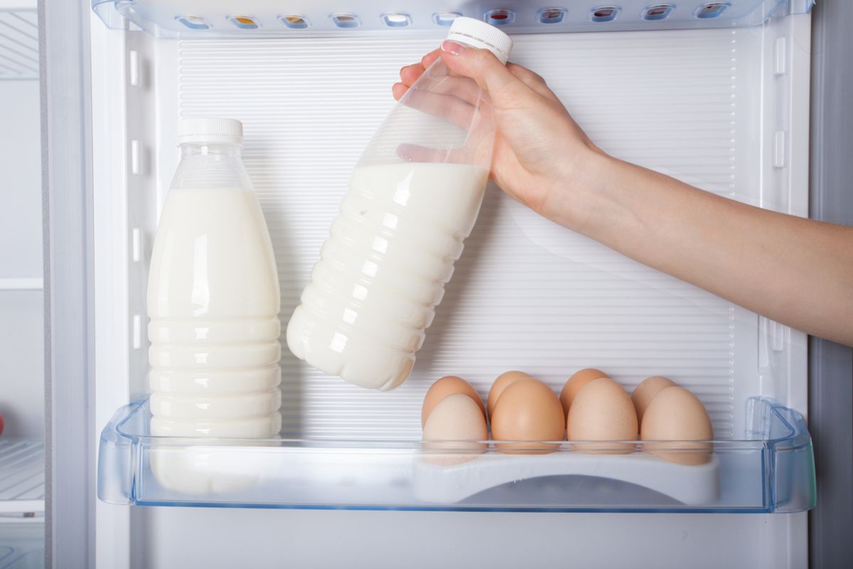 susu, menyimpan susu, menyimpan susu di kulkas, Mungkin Selama Ini Kamu Salah Menyimpan Susu, Ini Cara yang benar, Rak pintu, tempat terburuk untuk menyimpan susu, Tips menyimpan susu agar tahan lebih lama, Aturan ini berlaku untuk semua jenis susu, Cara menyimpan susu di freezer