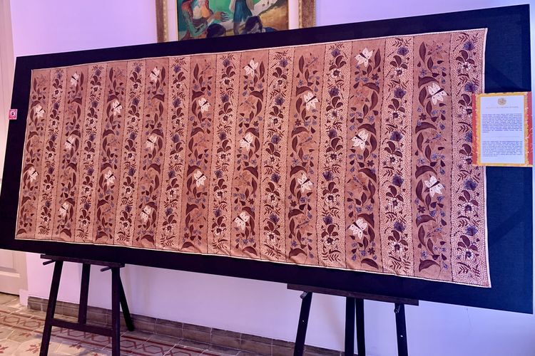 Rangkaian Bunga dan Budaya pada Wastra Nusantara, pameran wastra nusantara 2025, pameran wastra nusantara quoriena ginting, pameran di cikini 82, cerita quoriena ginting, 50 Koleksi Wastra Nusantara di Cikini 82, Ada Tenun Langka dari Bali