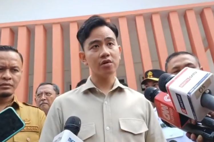 Gibran, Papua, Wapres, papua, gibran, Gibran Raka Bumingraka, Diusulkan Berkantor di IKN, Gibran: Kemarin Nyuruh ke Papua, Pindah-pindah Terus, Gibran: Menunggu Perintah Presiden, Bisa Bekerja dari Mana Saja, Klarifikasi soal Kantor di Papua, Usulan Nasdem: Wapres Harus Ngantor di IKN