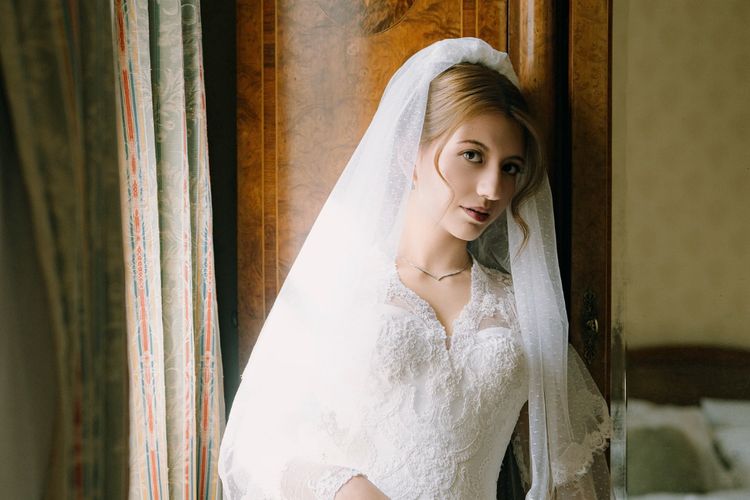 Cassandra Lee, Ryuken Lie, vow renewal, 7 Style Cassandra Lee dan Ryuken Lie Saat Vow Renewal di Inggris, Anggun nan Elegan, 2. Siluet gaun yang sederhana namun elegan, 3. Tatanan rambut bergaya natural updo, 4. Makeup natural glowing  , 5. Aksesori minimalis, 6. Bouquet bunga bernuansa putih, pink, dan hijau, 7. Tampil serasi dengan Ryuken