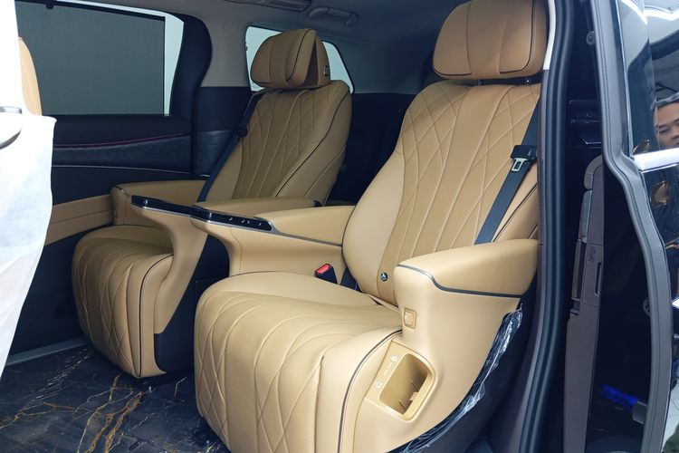 GrabExecutive, transportasi premium, GrabCar, Bandara Soekarno-Hatta, mobil listrik, bandara soekarno-hatta, MPV Listrik Denza D9 Jadi GrabCar, Begini Cara Pesannya