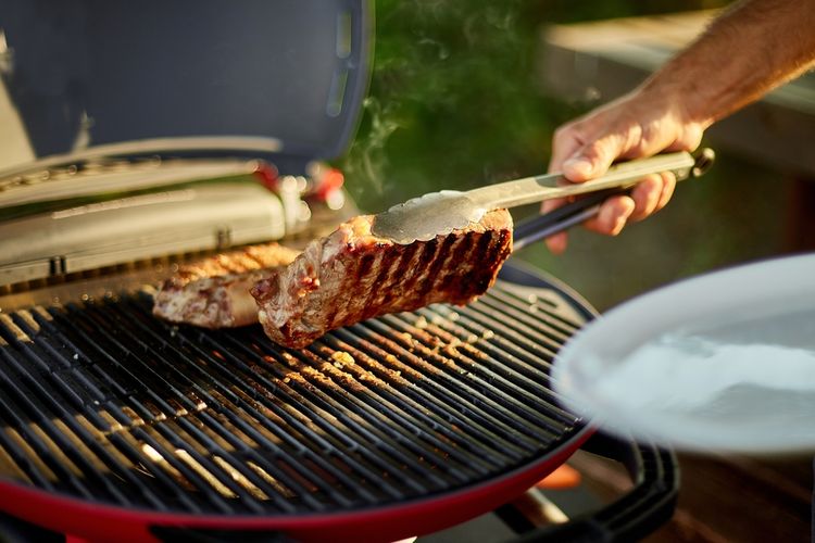 bau asap, Bau Asap Menempel di Rumah Setelah BBQ, Ini Cara Cepat Mengatasinya, 1. Maksimalkan Ventilasi Udara, 2. Manfaatkan Cuka Putih, 3. Taburkan Baking Soda pada Kain dan Karpet, 4. Gunakan Air Purifier, 5. Lap Permukaan dengan Air Hangat