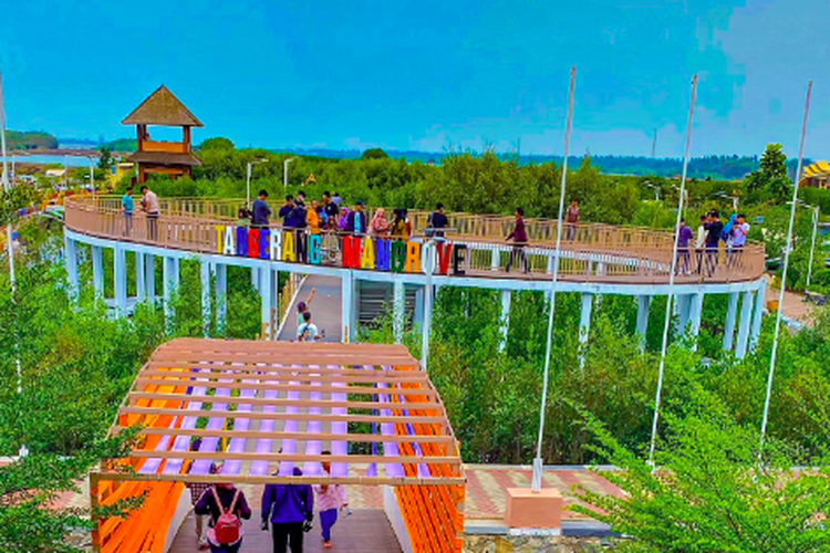 wisatawan, Wisata Banten, pantai anyer, provinsi banten, BXSea, pantai Banten, Gerbang Curug Putri, 4,9 Juta Orang Piknik ke Banten Bulan Agustus 2025, Ini 11 Destinasi Wisata yang Menarik!, Pantai Anyer, Taman Nasional Ujung Kulon, Taman Mangrove Ketapang, Curug Cihear, Masjid Agung Banten, Pantai Bugel Camara, Gerbang Curug Putri, Rumah Hutan Cidampit, Ocean Park BSD City Serpong, Scienta Square Park