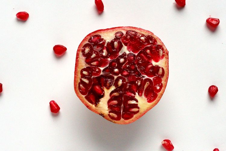 delima, Pomegranate, Delima, flek hitam di wajah, manfaat delima, pomegranate, manfaat delima untuk kulit, manfaat buah delima untuk kulit wajah, manfaat delima untuk flek hitam, 7 Manfaat Delima untuk Lawan Penuaan, Bantu Samarkan Flek Hitam, 1. Sumber antioksidan untuk cegah penuaan dini, 2. Mempercepat regenerasi sel kulit untuk wajah lebih halus, 3. Menyamarkan flek hitam akibat sinar UV, 4. Mengurangi kerutan dan garis halus, 5. Meningkatkan produksi kolagen agar kulit tetap kencang, 6. Memberikan hidrasi mendalam untuk kulit kering dan sensitif, 7. Mengontrol sebum dan membantu kulit berjerawat