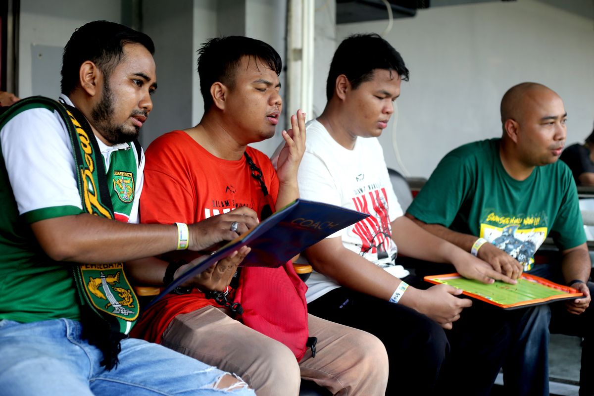 Persebaya, suporter, bonek, Cerita Fan Tuna Netra Persebaya: Saat Laga Hidup dari Sentuhan dan Kata-kata
