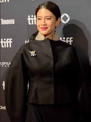 Dian Sastro, One Piece, tiff 2025, toronto international film festival 2025, outfot dian sastro one piece, 6 Outfit Dian Sastro di TIFF 2025, Pakai Pin One Piece, 1. Setelan hitam, 2. Aksesori pin Jolly Roger One Piece, 3. Kerah kontras, 4. Kacamata dan tas, 5. Makeup, 6. Aksen playful dengan ekspresi ceria