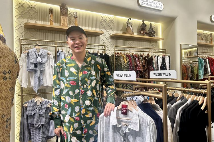 Sarinah, tie bib, aksesoris fashion, apa itu tie bib, kegunaan tie bib, tie bib adalah, Tie Bib, Aksesori Fesyen yang Bikin Atasan Polos Jadi Lebih Modis