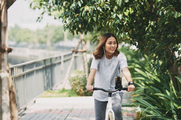 6 Cara Mensyukuri Hal Kecil agar Hidup Terasa Lebih Bahagia, 1. Dekatkan diri dengan alam, 2. Dengarkan musik tanpa distraksi, 3. Makan dengan sadar, 4. Hadirkan rasa aman lewat sentuhan fisik, 5. Menghargai kualitas hubungan dengan orang terdekat, 6. Ubah mandi jadi ritual relaksasi
