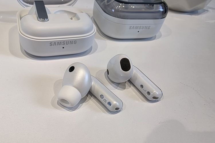 Galaxy Buds 4, Galaxy Buds 4 Pro, Samsung, TWS Samsung Galaxy Buds 4 dan Buds 4 Pro Resmi, Desain Transparan dan Batang Aluminium