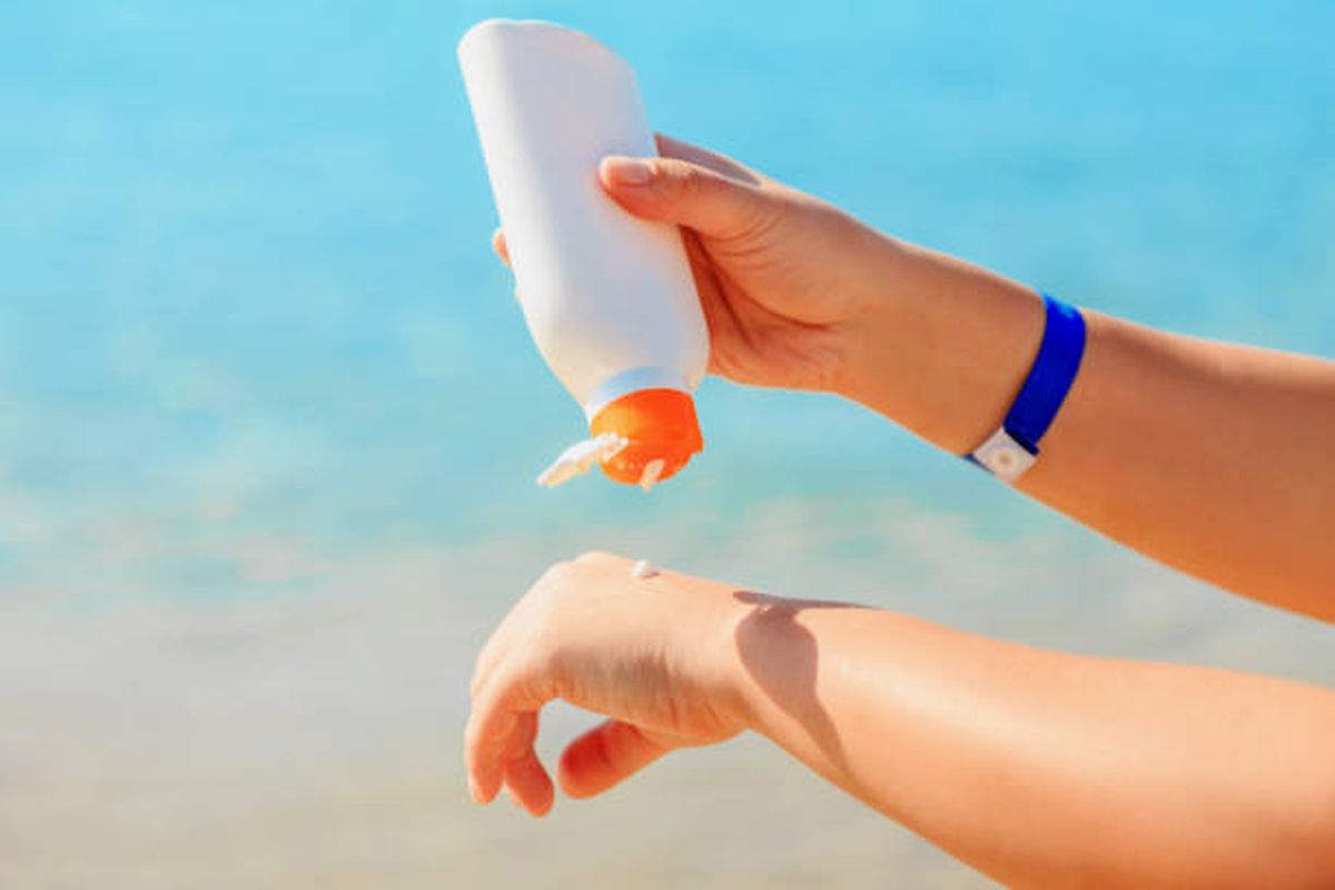 tips memakai sunscreen, cara pakai sunscreen yang benar, bagian tubuh yang sering terlewatkan saat pakai sunscreen, sunscreen untuk seluruh tubuh, sunscreen badan, 10 Bagian Tubuh yang Sering Terlewat Saat Pakai Sunscreen