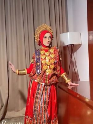 Feby Putri, feby putri menikah, adam febrian, busana adat bugis, gaya pernikahan feby putri, 8 Gaya Pernikahan Feby Putri dan Adam Febrian, Kental Adat Bugis, 1. Gaun pengantin adat Bugis bernuansa merah, 2. Hijab merah serasi dengan busana, 3. Aksesori, 4. Riasan wajah yang bikin pangling, 5. Busana akad bernuansa ungu pastel Feby Putri dan Adam Febrian tampil elegan dalam adat Bugis saat menikah. Dari prosesi Mapacci hingga akad nikah, semua detail sarat makna dan simbol., 6. Bunga Niguba, 7. Makeup natural dengan sentuhan bold, 8. Adam dengan baju bodo pria 
