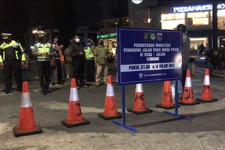 traffic cone, Asal Mula Traffic Cone, Kerucut Oranye yang Jadi Penanda Penting di Jalan