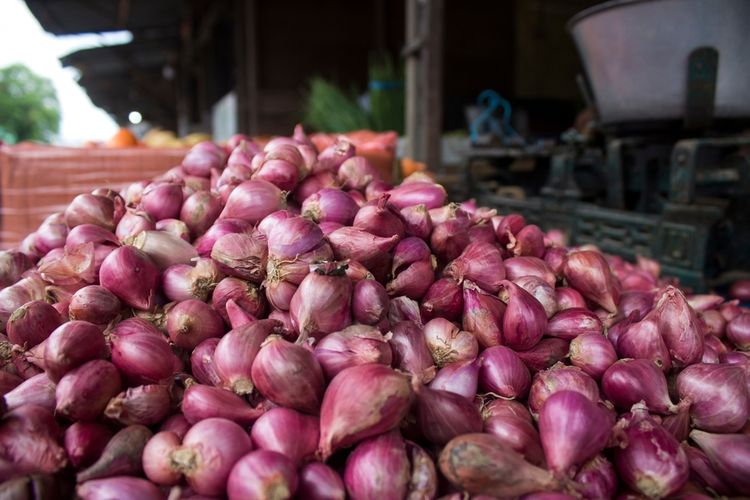 Bawang merah, bawang merah, cara mengupas bawang merah dengan cepat, cara mengupas bawang merah cepat, cara mengupas bawang merah, Cara Mudah Mengupas Bawang Merah, Bikin Hemat Waktu, 1. Rendam dalam air mendidih (2–3 menit), 2. Bilas dengan air dingin, 3. Potong ujung atas dan bawah, 4. Iris tipis kulit luar, 5. Kupas lapisan luar dan kulitnya sekaligus