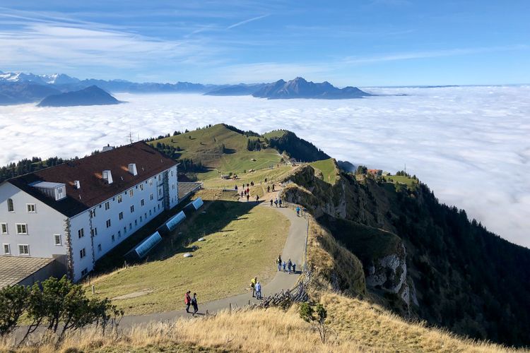 Wisata Swiss, destinasi wisata di swiss, destinasi wisata di swiss favorit orang indonesia, tipe wisatawan di swiss, tempat wisata ramah keluarga di swiss, wisata mewah di swiss, 4 Tipe Turis Asing di Swiss, dari Petualang hingga Penyuka Kemewahan, 1. Local explorer, 2. Pleasure seeker, 3. Bonding educator, 4. Active adventurer