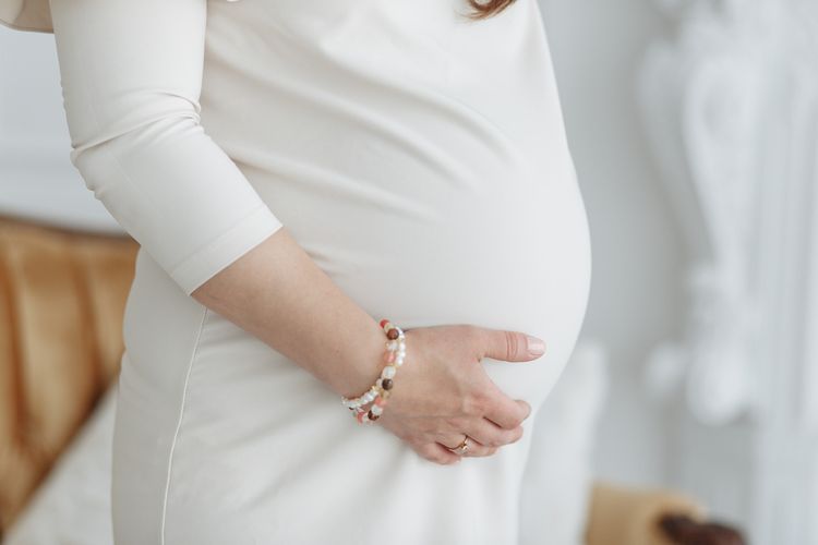 ibu mertua, ibu hamil, Ibu hamil, stres saat hamil, ibu mertua menyebalkan, konflik mertua dan menantu, kenapa ibu mertua menyebalkan, mental health ibu hamil, tips menjaga mental ibu hamil, 4 Cara Jaga Mental Ibu Hamil Saat Menghadapi Ibu Mertua yang Menyebalkan Menurut Psikolog, 1. Mengutamakan diri sendiri, 2. Cuek dengan komentar negatif, 3. Jangan pesimis, 4. Kompak dengan suami