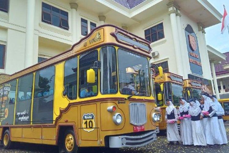 Bus Sekolah Gratis, bus sekolah gratis, si mas ganteng tuban, bus sekolah viral, transportasi pelajar, bus sekolah ramah disabilitas, 7 Fakta Bus Sekolah Viral dari Tuban karena Desainnya, Diluncurkan Resmi pada Februari 2024, Bus Sekolah Gratis untuk Semua Pelajar, Desainnya Disebut Mirip Bus Luar Negeri, Ramah Difabel dan Aksesibel, Jam Operasional dan Kapasitas Bus, Menelan Anggaran Rp 13 Miliar, Menjangkau 10 Rute di Berbagai Kecamatan