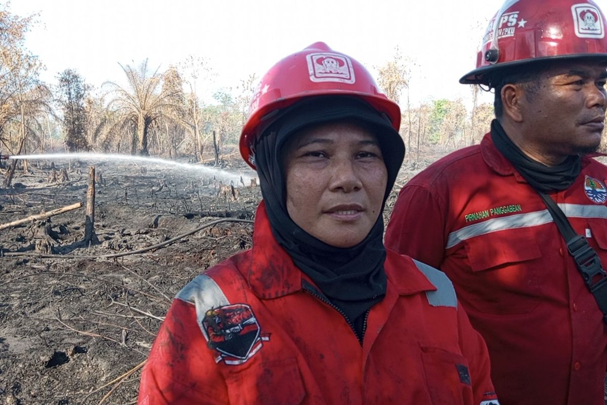 Masitoh, Pekanbaru, kebakaran hutan, karhutla, gambut, pemadam kebakaran, Karhutla, lahan gambut, Karhutla di Riau, asap karhula riau, kebakaran gambut, kebakaran hutan di riau, karhutla 2025, pemadam kebakaran perempuan, Perjuangan Masitoh, Srikandi yang Melawan Karhutla Gambut di Riau