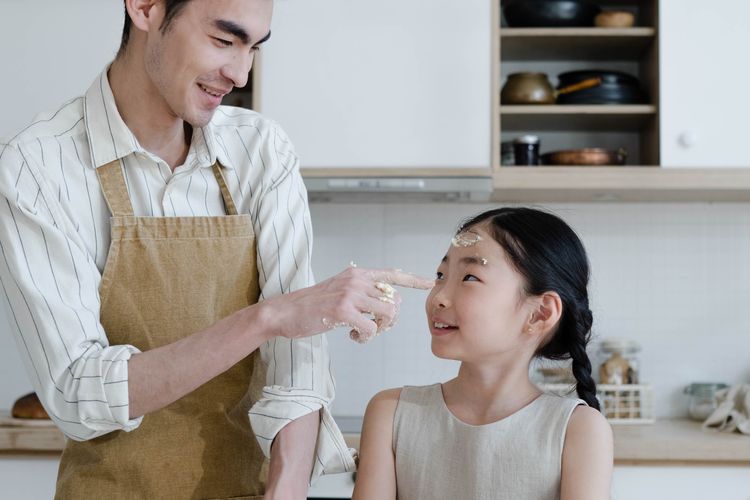 kesehatan mental anak, tips parenting, daddy issues, tips parenting anak, pola asuh orangtua, cara mencegah daddy issues, memutus rantai daddy issues, trauma pengasuhan, 4 Cara Memutus Rantai Daddy Issues pada Anak Menurut Psikolog, 1. Pulih dari luka masa lalu, 2. Terus belajar menjadi orangtua, 3. Prioritaskan kebutuhan emosional anak, 4. Bangun komunikasi yang tepat