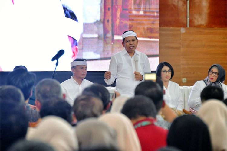 jawa barat, Dedi Mulyadi, gubernur jawa barat, sekolah ambruk, SDN Curugtelu, Dedi Mulyadi Jawab Curhat Siswa SDN Curugtelu yang Sekolahnya Ambruk: Sebenarnya Kewajiban Bupati, Dua Tahun Belajar di Luar Ruangan, Dedi Mulyadi Turun Tangan, Hubungi Langsung Bupati Tasikmalaya, Pesan Hangat untuk Anak-anak SDN Curugtelu