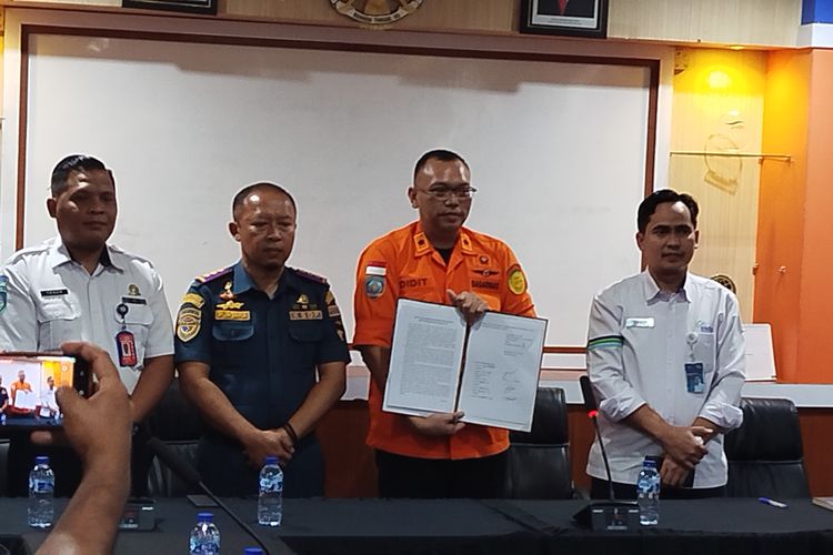 pencarian korban, KMP Tunu Pratama Jaya, tim SAR gabungan, KNKT, korban hilang, Tim SAR gabungan, selat bali, kapal tenggelam di Selat bali, Operasi SAR Tenggelamnya KMP Tunu Dihentikan, 16 Korban Masih Hilang di Selat Bali
