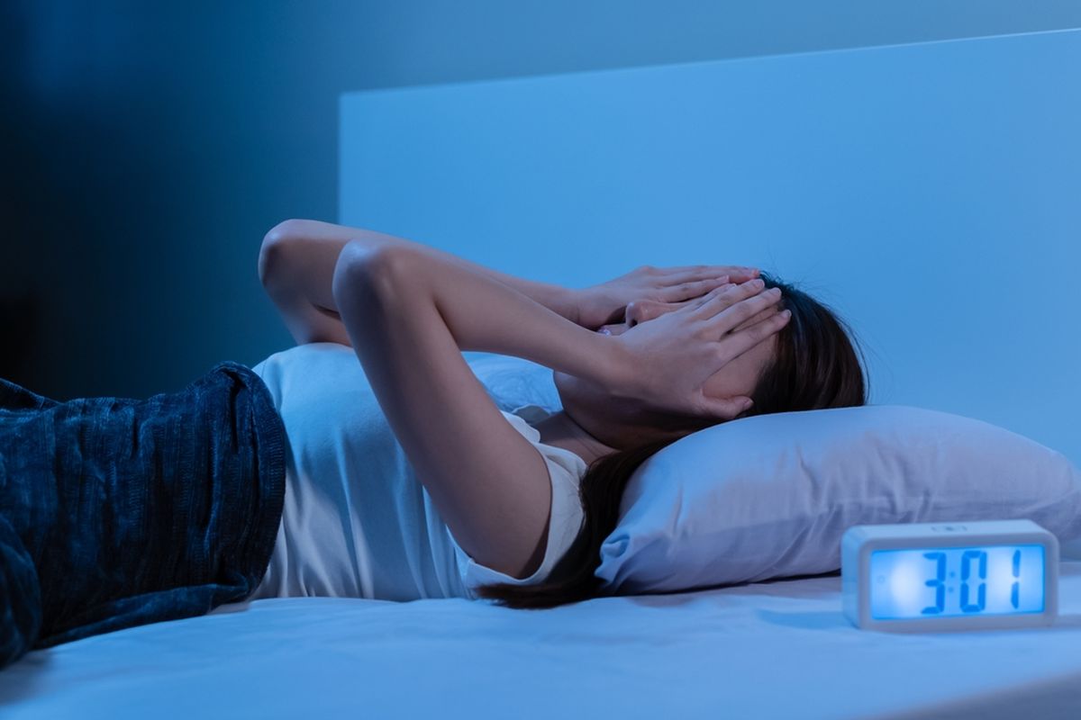 8 Trik agar Cepat Tidur Kembali Saat Terbangun Tengah Malam, 1. Mengarahkan pikiran ke hal positif, 2. Hindari cahaya terang dan gawai, 3. Praktikkan teknik relaksasi, 4. Pindah ke ruangan lain, 5. Abaikan jam dan manfaatkan suara, 6. Rutin olahraga di siang hari