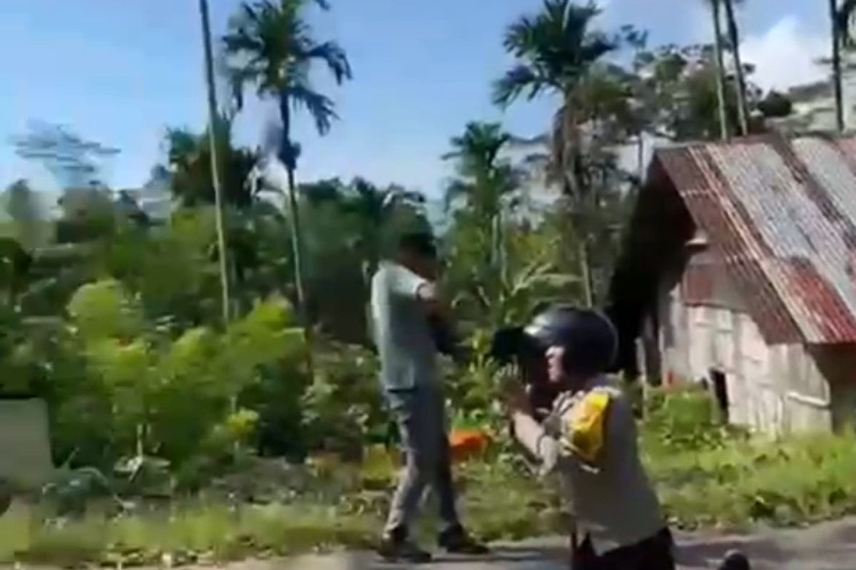 Manggarai, Berlutut dan Menangis Redam Bentrokan Warga di Manggarai NTT, Polisi: Mereka Saudara Saya