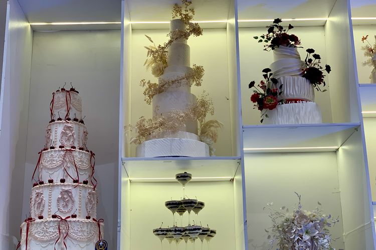 Apakah kue pengantin tiruan lebih murah, dummy cake terbuat dari apa, Apakah kue pengantin memiliki tingkatan palsu, Mengapa harus ada kue pengantin palsu, Berapa biaya untuk membuat kue pengantin, Mengapa Banyak Kue Pengantin Pakai Stirofoam dan Harganya Mahal?