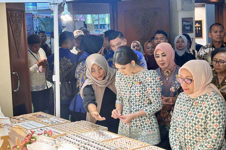 INACRAFT 2026, Gaya Elegan Selvi Ananda di Inacraft 2026 dalam Balutan Batik Kawung, Aksesori minimalis yang menyatu dengan busana, Riasan natural dan tata rambut klasik, Sentuhan akhir yang fungsional dan elegan, Mengenal INACRAFT 2026