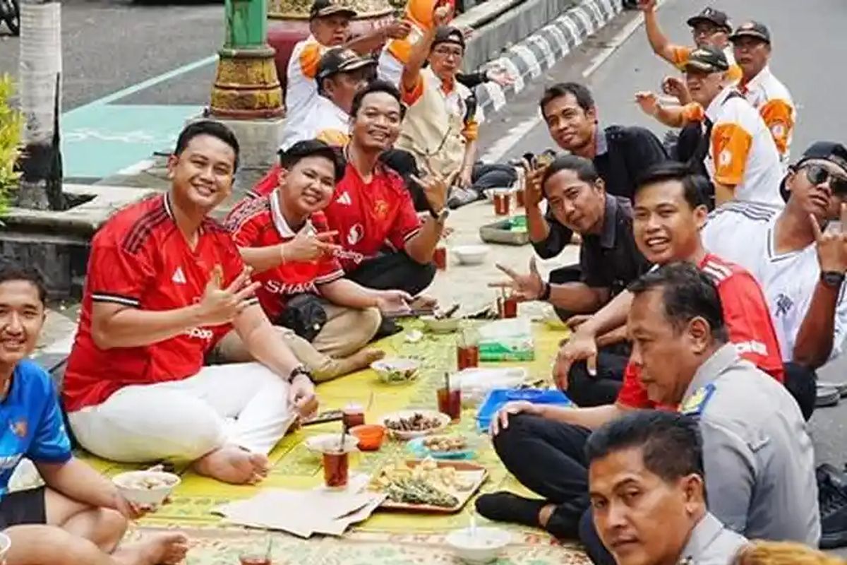 Manchester United, Manchester City, Derby Manchester, MU Menang, Bupati Hamenang Rayakan dengan Nyoto Bareng Warga di CFD Jalan Pemuda Klaten
