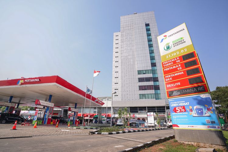bensin, mobil, etanol, motor, Mengenal Etanol, Alkohol Super yang Dicampur ke Bensin, Apa Itu Etanol?, Cara Pencampuran Etanol ke Bensin, Menekan Emisi Karbon, Meningkatkan Oktan, Mendorong Ekonomi Lokal, Apakah Aman untuk Mobil?, Produksi dan Keberlanjutan